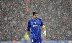 开云足球直播-切特末节接管比赛，公牛险胜尼克斯，新星崛起还是昙花一现？