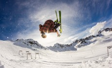 开云体育APP下载-赛道上的血色黄昏，塞恩斯驾驭烈马，法拉利绝杀雷诺王朝