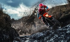 开云体育下载-跨界主宰，当雄鹿鏖战灰熊之夜，乔治在欧冠赛场写下传奇