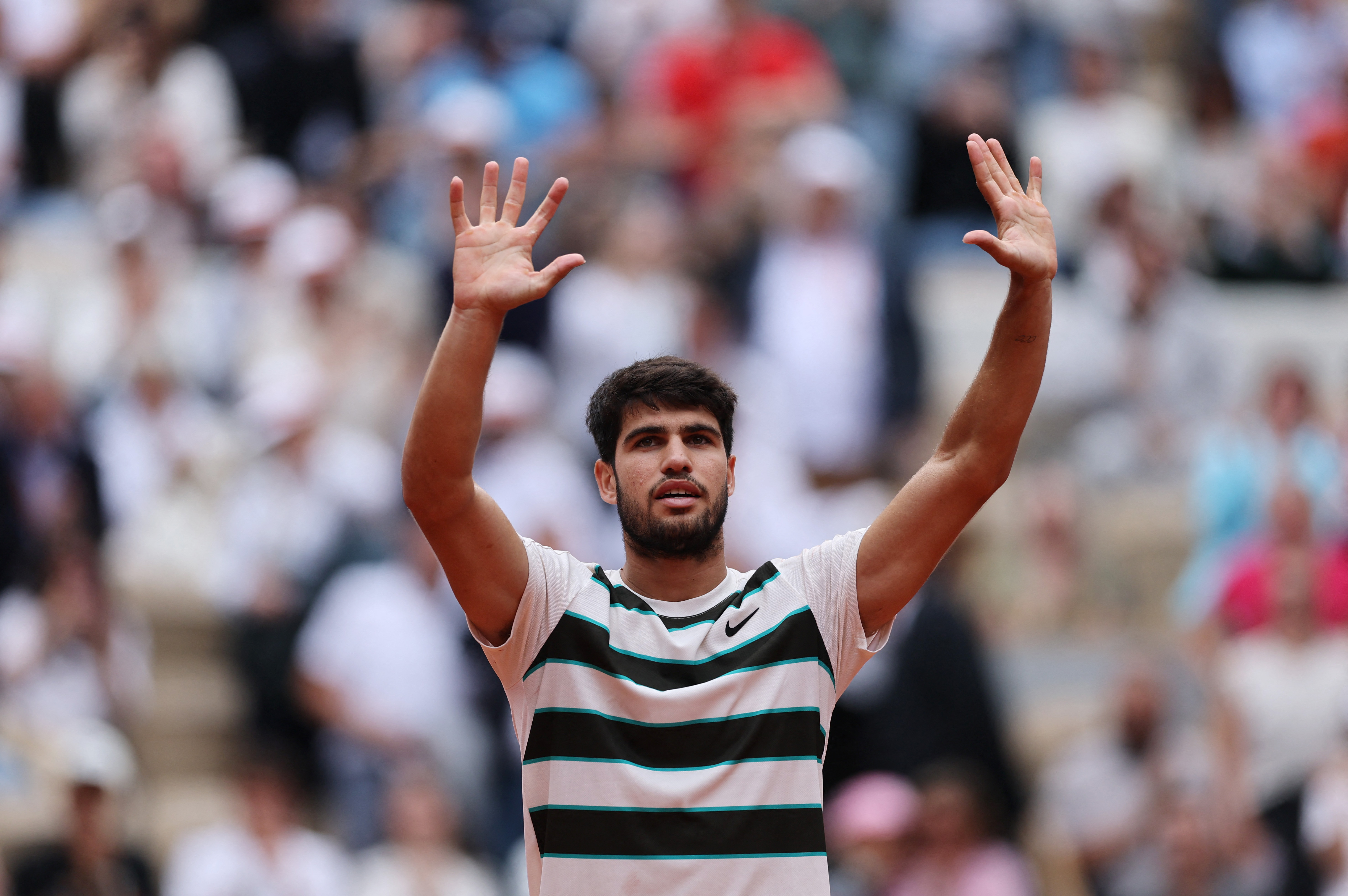 英国网球队鏖战法国网球队，阿尔卡拉斯绝境逆转