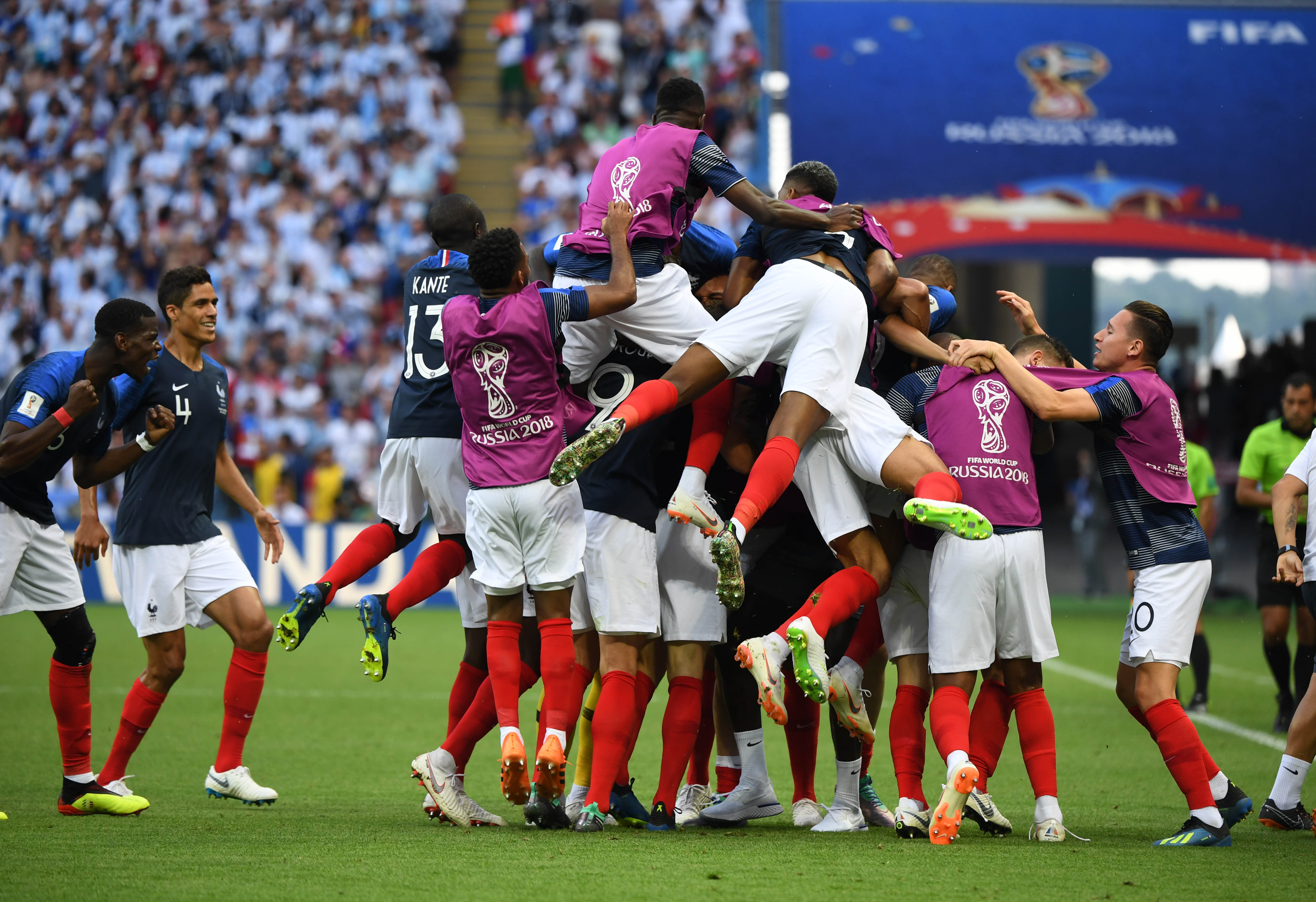 包含足球比赛中绝美精彩的战斗展开的词条