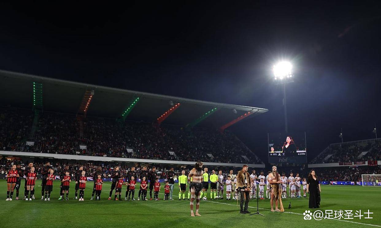 包含欧预赛球迷狂热，场上场下热闹非凡的词条