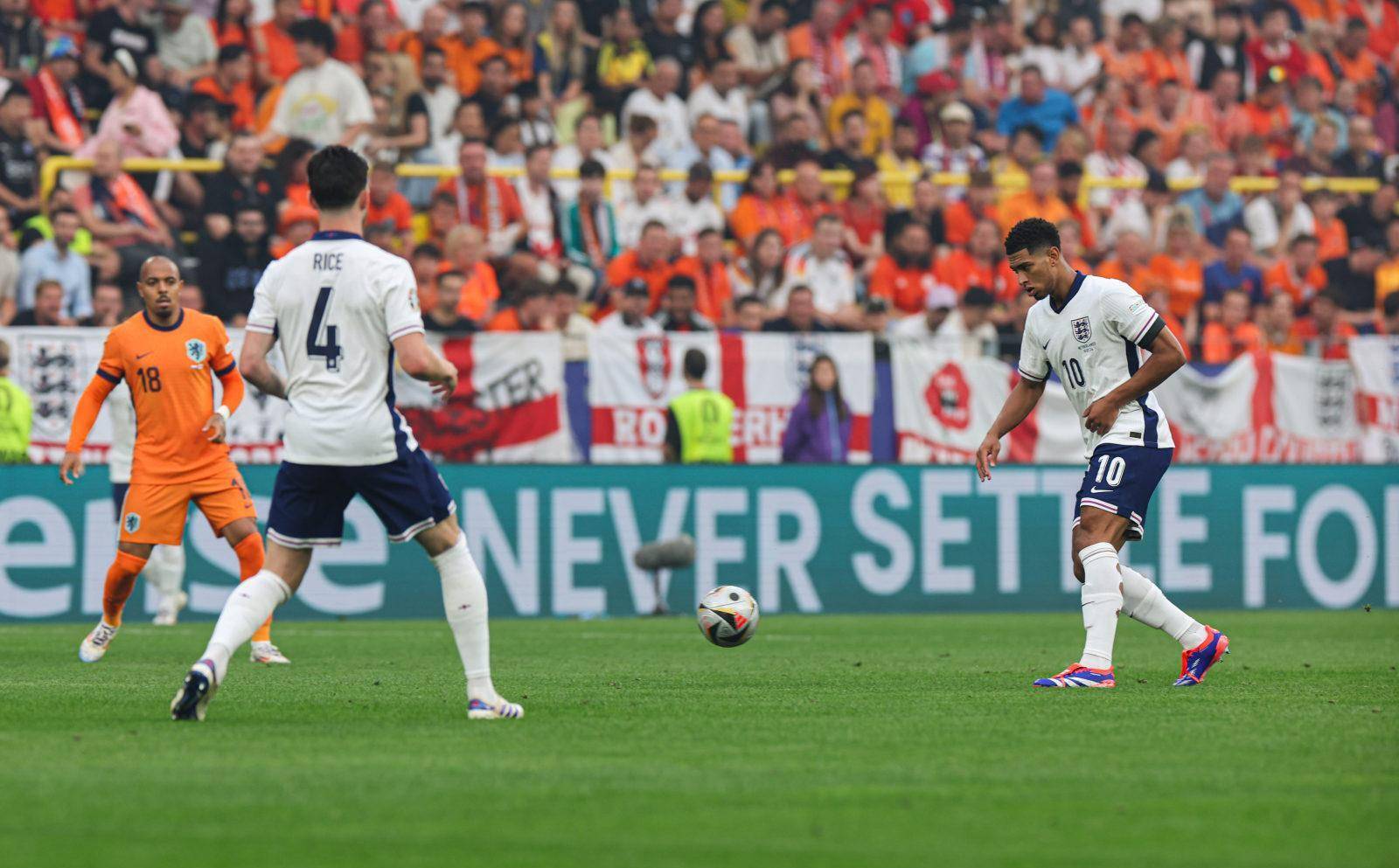 欧洲足坛豪门在国际比赛中的巅峰对决 欧洲足坛豪门在国际比赛中的巅峰对决