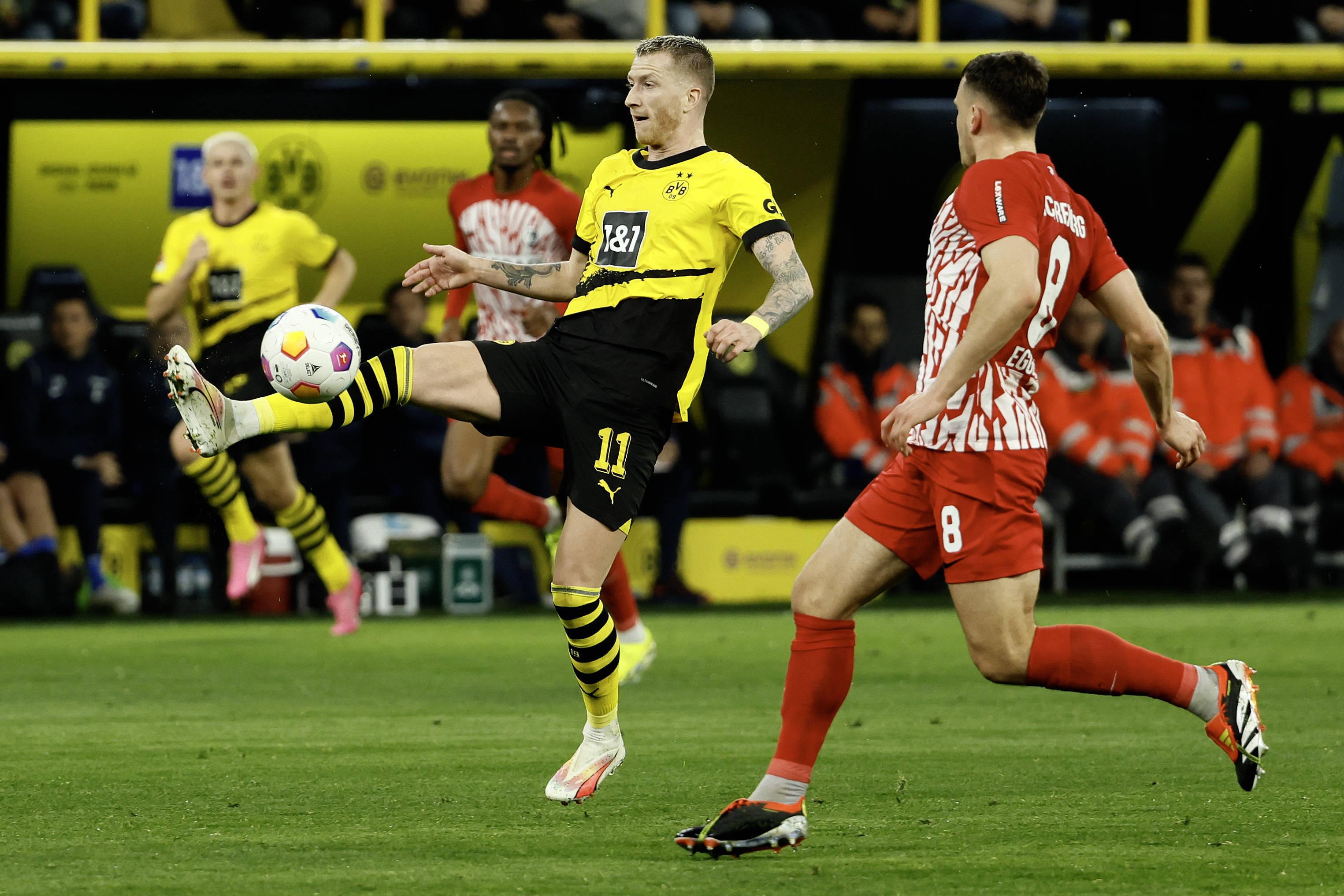 包含沃尔夫斯堡意外失手，尴尬的联赛表现的词条