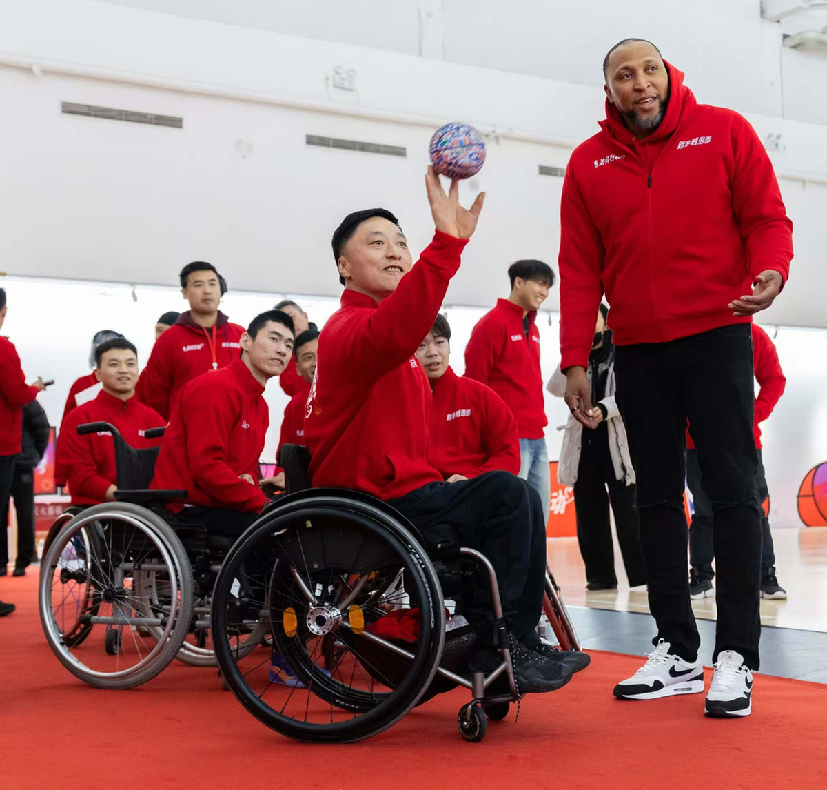 NBA名宿现身赛场，献上精彩解说与观点的简单介绍