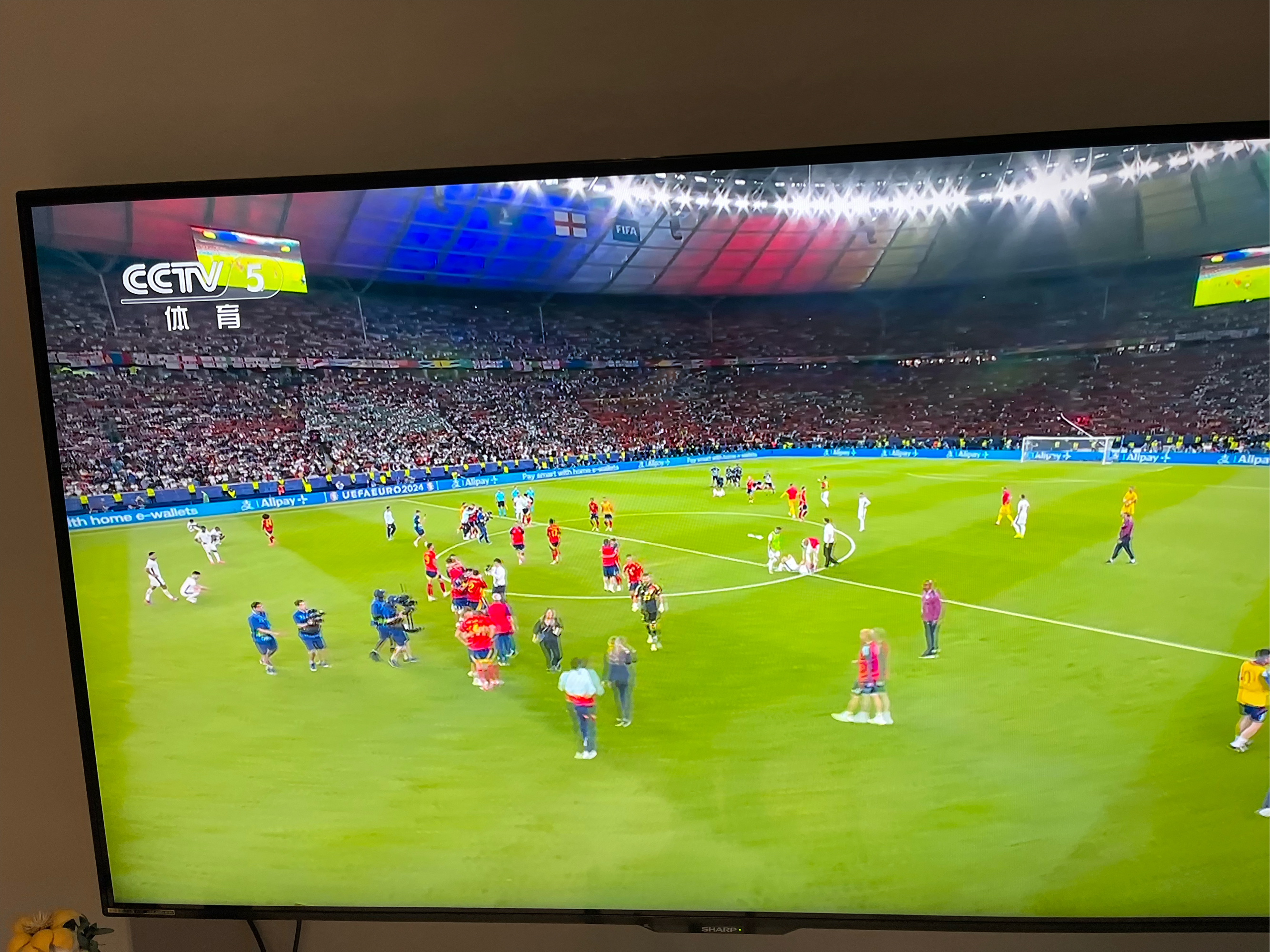 欧洲杯竞赛花絮频出，选手才艺尽显耀眼七色