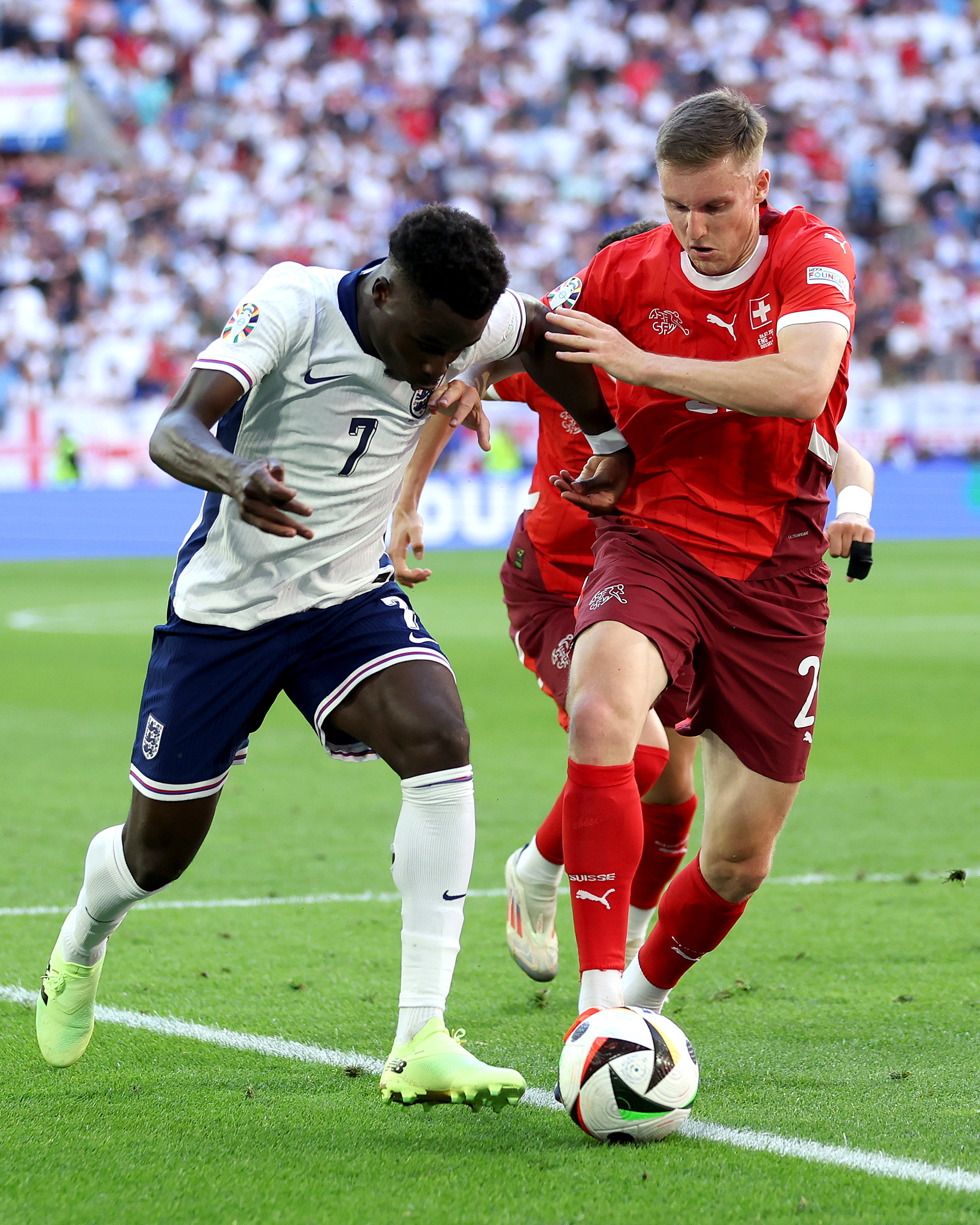 包含欧预赛比赛不再局限，球员尽显技战术的词条